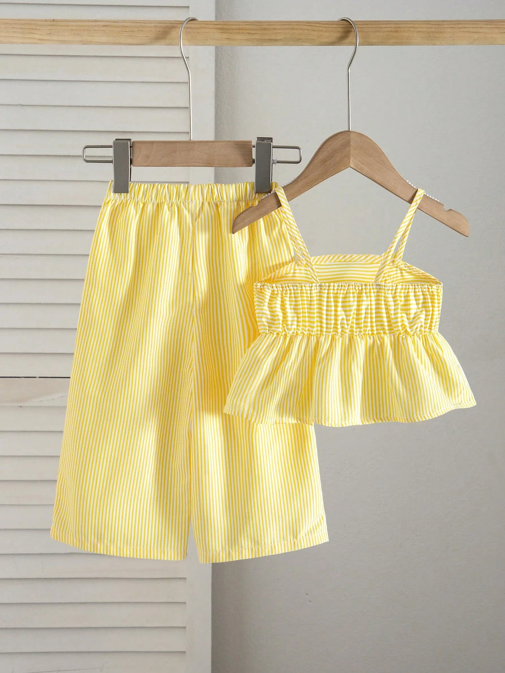 Ensemble 2 pièces bébé fille débardeur à rayures et nœud et pantalon taille élastique jaune
