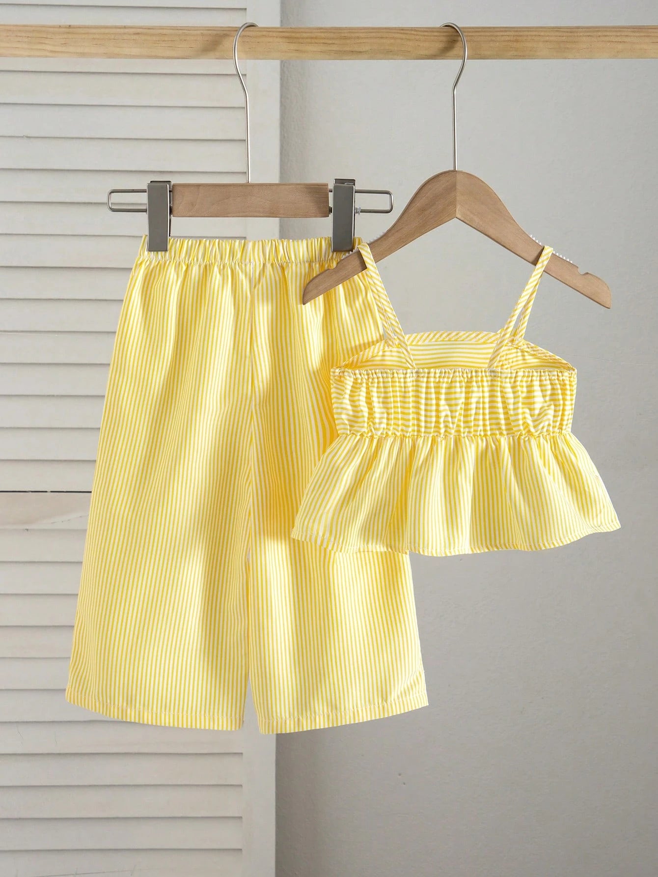 Ensemble 2 pièces bébé fille débardeur à rayures et nœud et pantalon taille élastique jaune