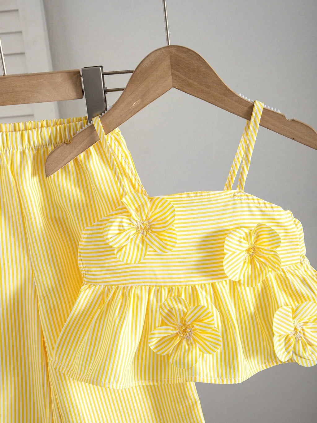 Ensemble 2 pièces bébé fille débardeur à rayures et nœud et pantalon taille élastique jaune