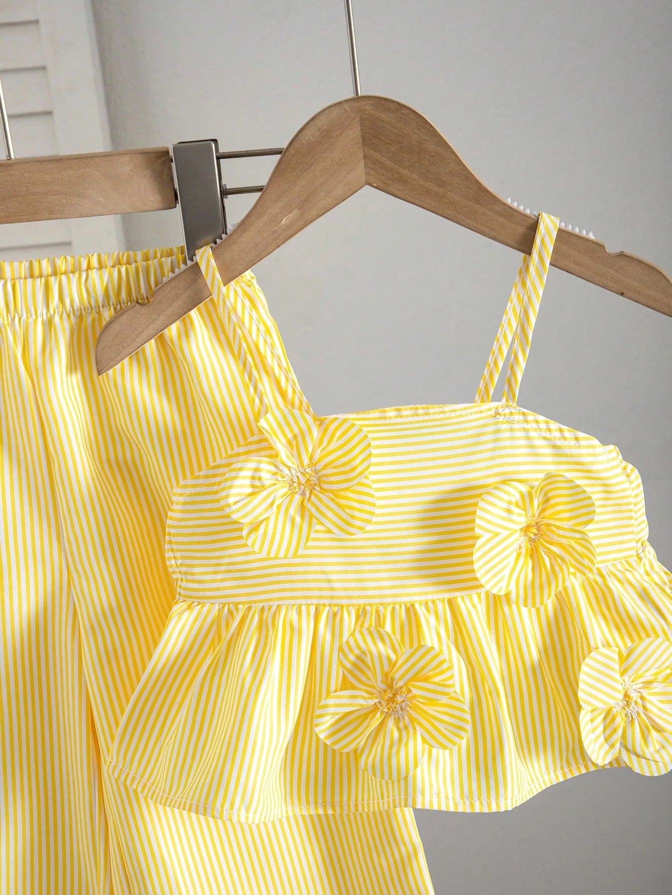 Ensemble 2 pièces bébé fille débardeur à rayures et nœud et pantalon taille élastique jaune