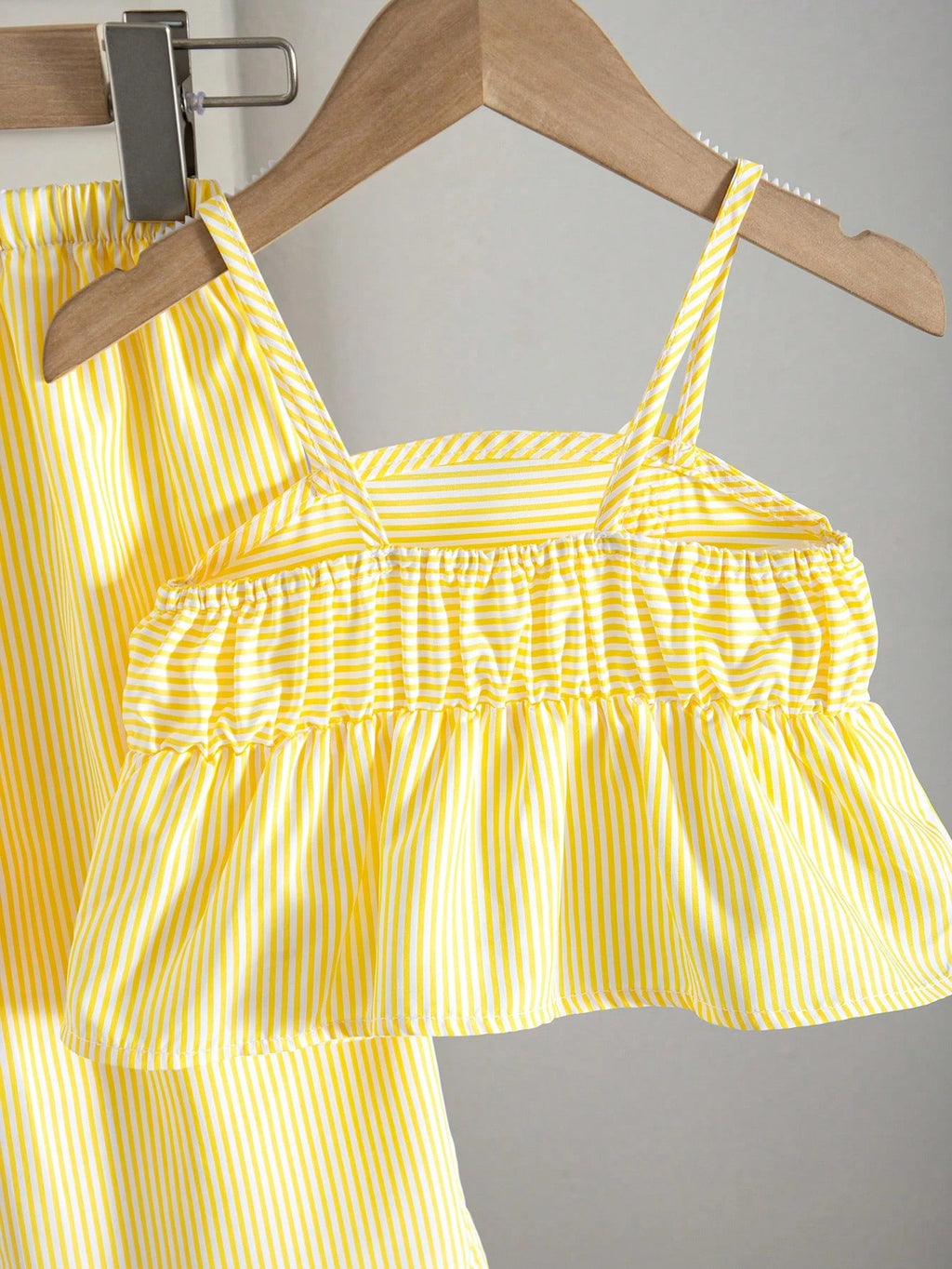 Ensemble 2 pièces bébé fille débardeur à rayures et nœud et pantalon taille élastique jaune
