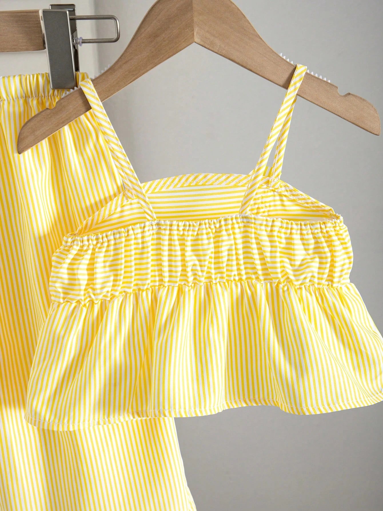 Ensemble 2 pièces bébé fille débardeur à rayures et nœud et pantalon taille élastique jaune