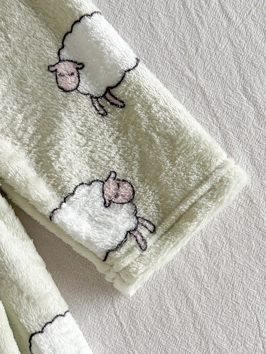 Robe de chambre Bambinoo x Cozy Pixies pour garçons à imprimé dessin animé