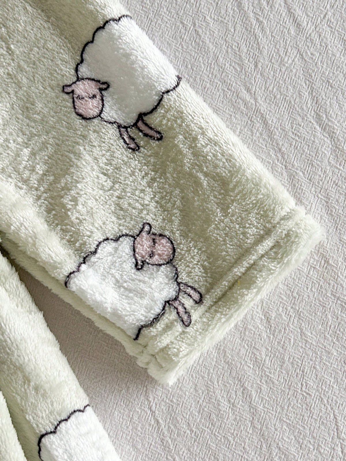Robe de chambre Bambinoo x Cozy Pixies pour garçons à imprimé dessin animé