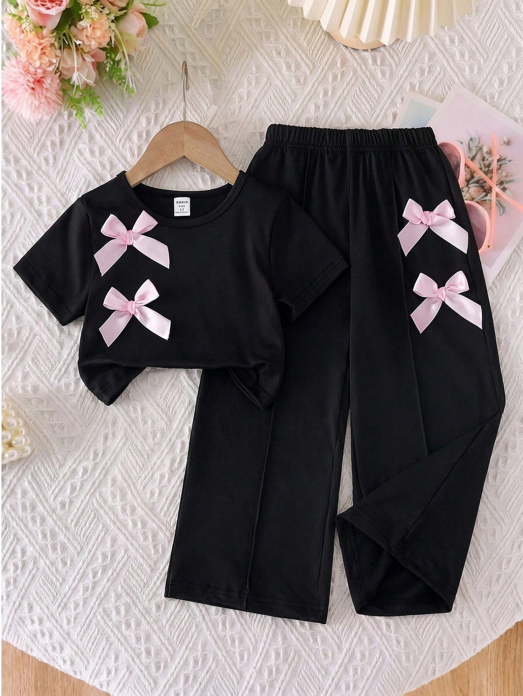 SHEIN Genkimix Kids Young Girls New Fashion Light Gray Short Sleeve T-Shirt + Wide Leg Long Pants With 3D Black Bow Decoration 2pcs Set, Suitable For Daily Casual School Black