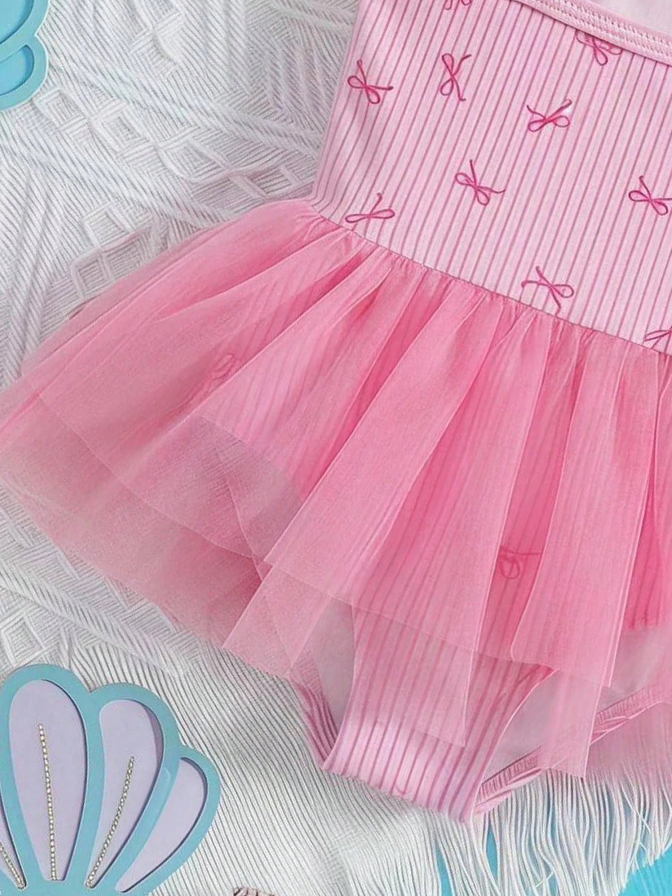 Maillot de bain Bambinoo x Cozy Pixies à rayures et nœud imprimé, maille patchwork pour bébé fille - 1 pièce bleu