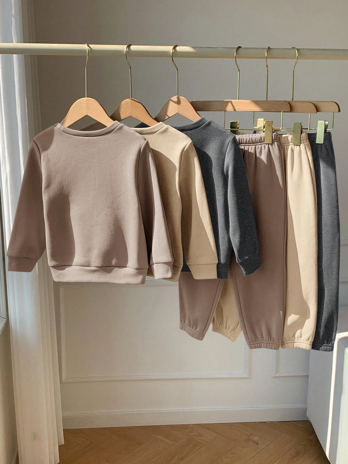 Ensemble 6 pièces Bambinoo x Playful Pals pour garçons : Sweat-shirt et pantalon imprimés de lettres