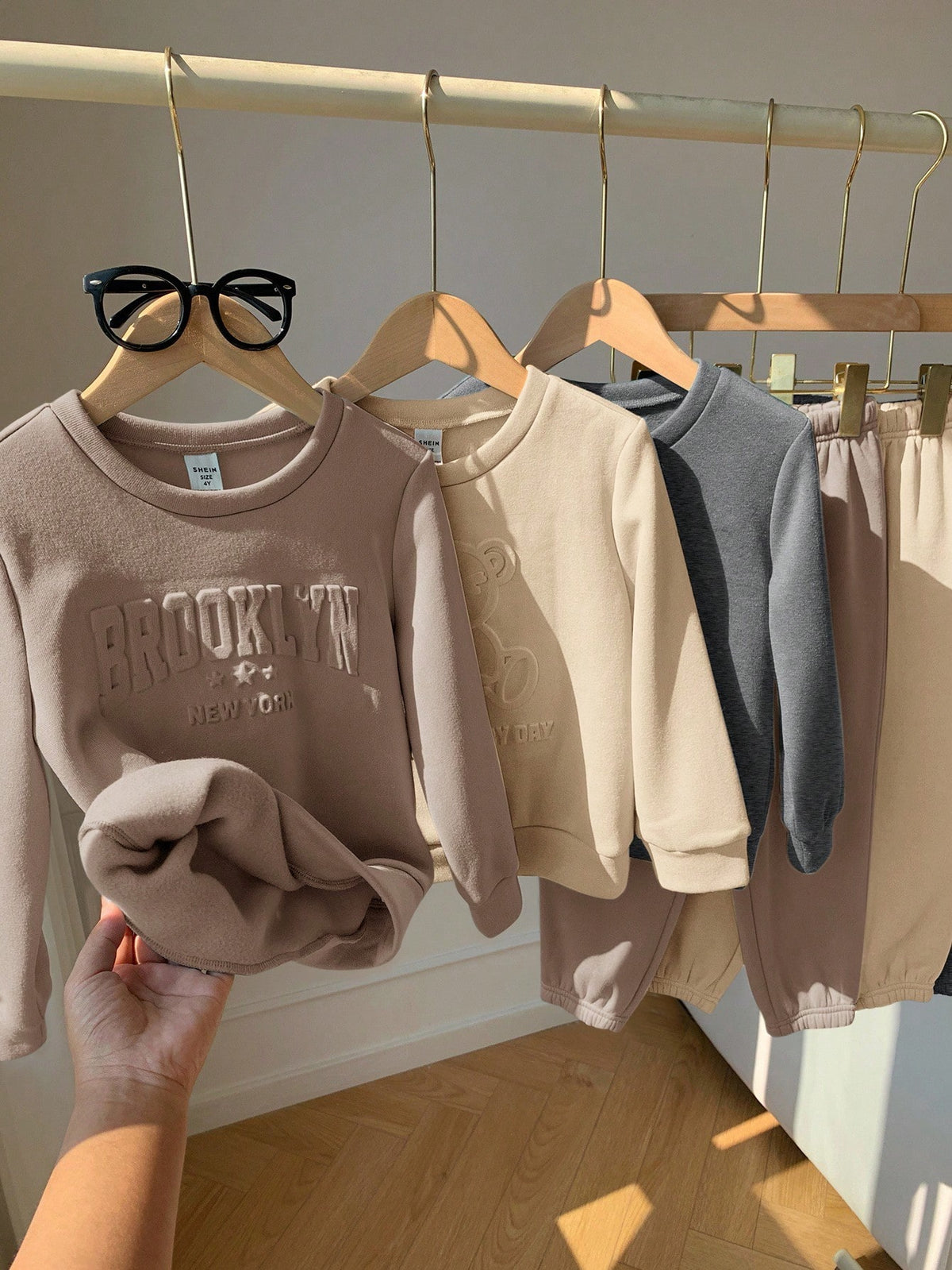 Ensemble 6 pièces Bambinoo x Playful Pals pour garçons : Sweat-shirt et pantalon imprimés de lettres