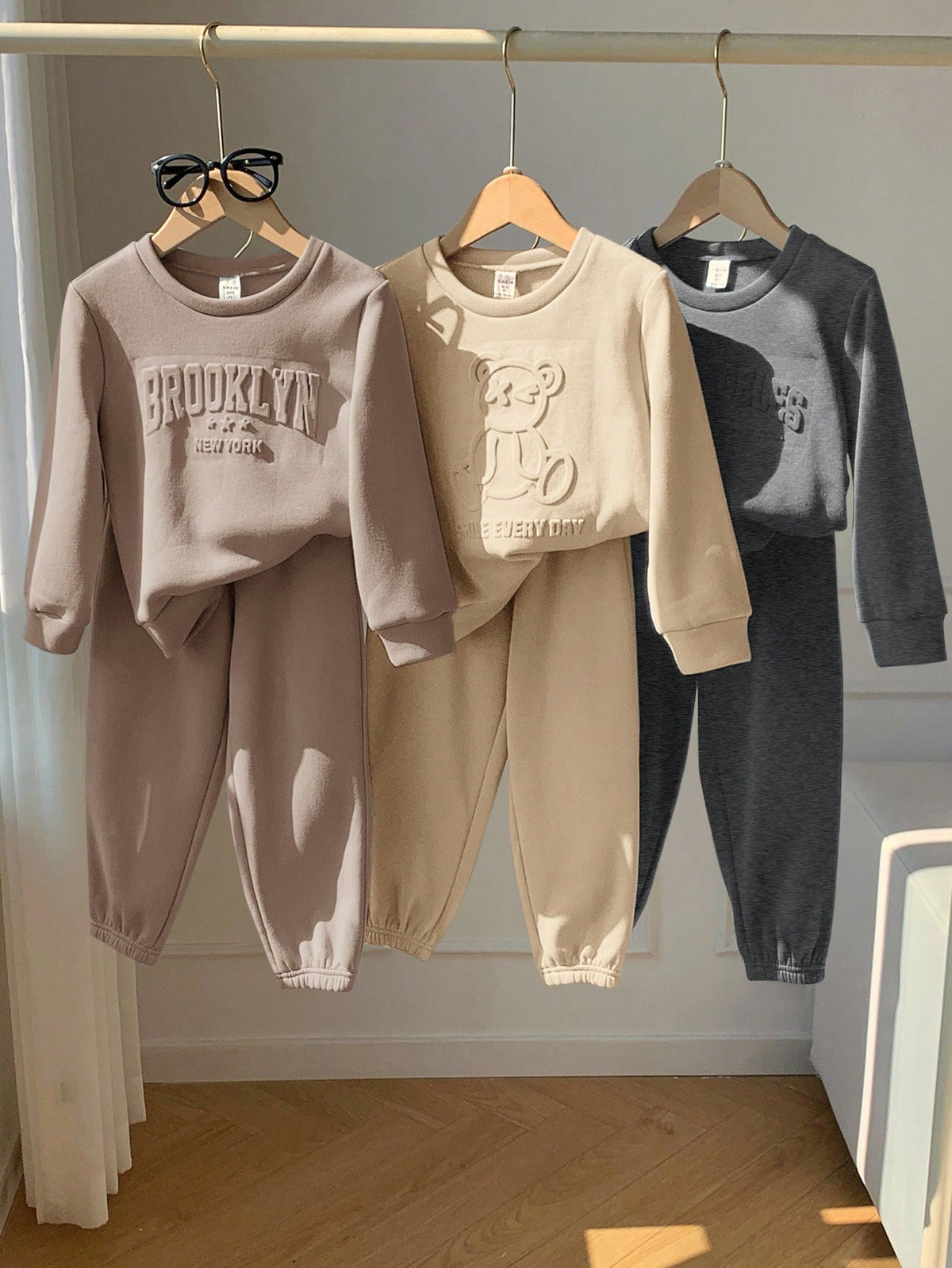 Ensemble 6 pièces Bambinoo x Playful Pals pour garçons : Sweat-shirt et pantalon imprimés de lettres