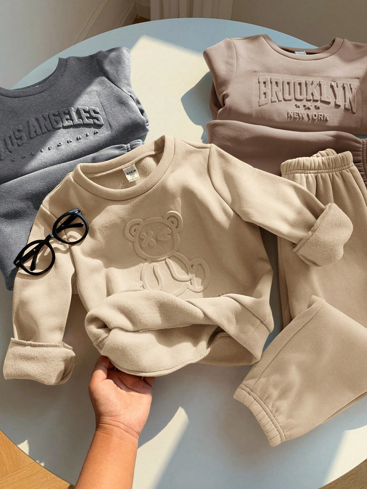 Ensemble 6 pièces Bambinoo x Playful Pals pour garçons : Sweat-shirt et pantalon imprimés de lettres