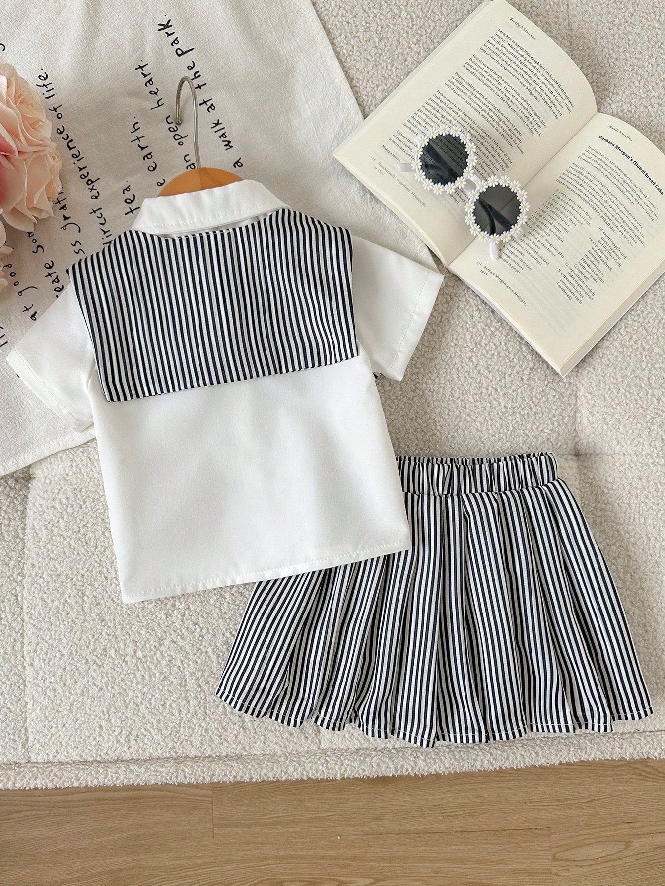 SHEIN Vintaside Ensemble chemise rayée noire et blanche pour enfants avec châle et jupe plissée bleue