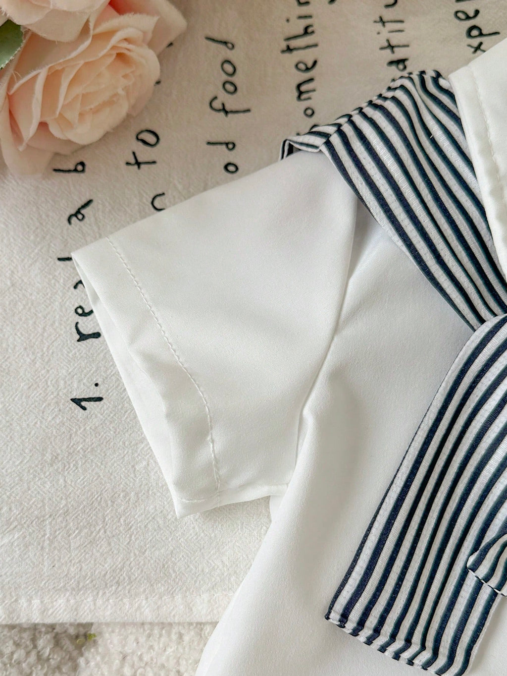 SHEIN Vintaside Ensemble chemise rayée noire et blanche pour enfants avec châle et jupe plissée bleue