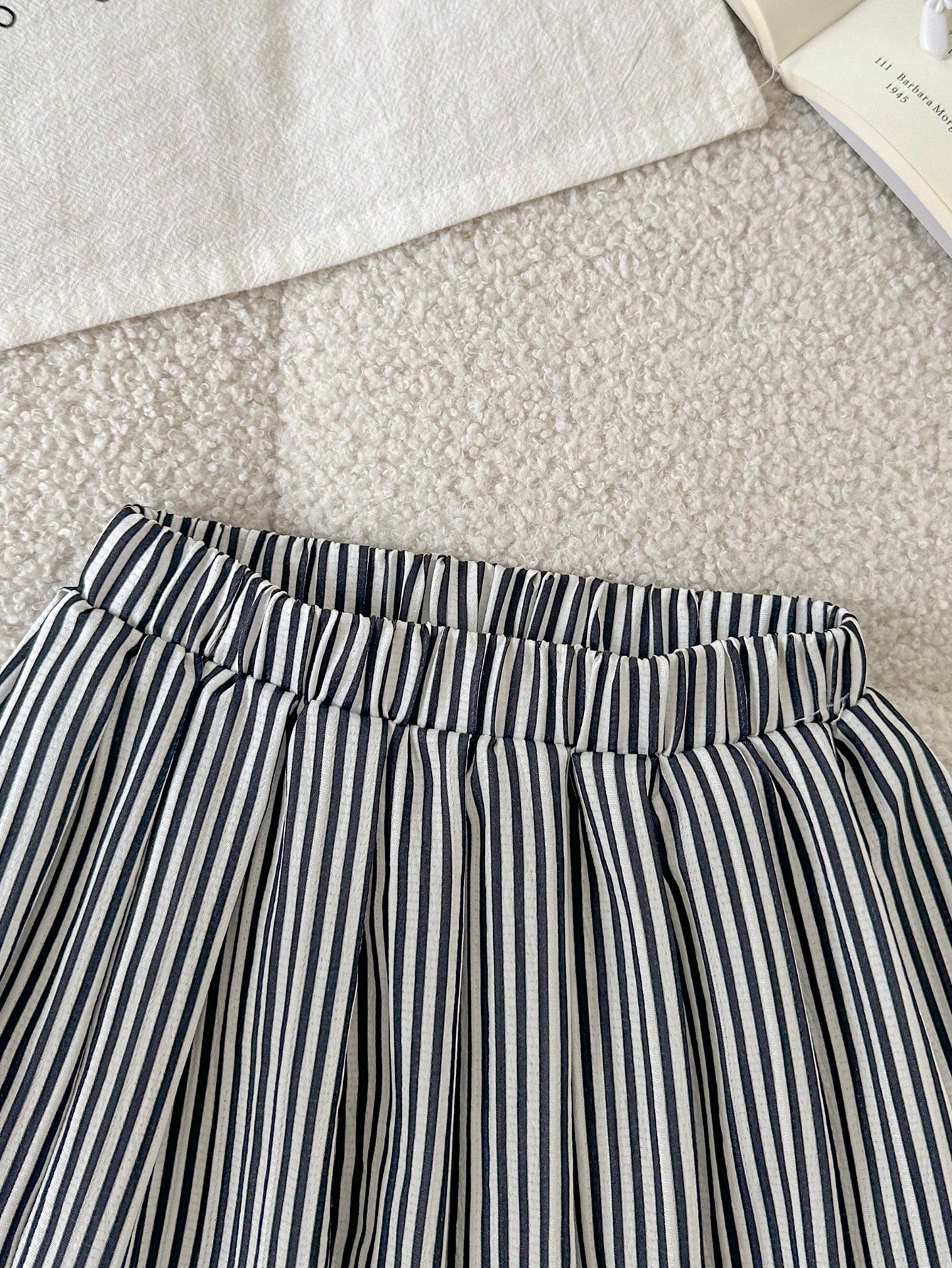 SHEIN Vintaside Ensemble chemise rayée noire et blanche pour enfants avec châle et jupe plissée bleue