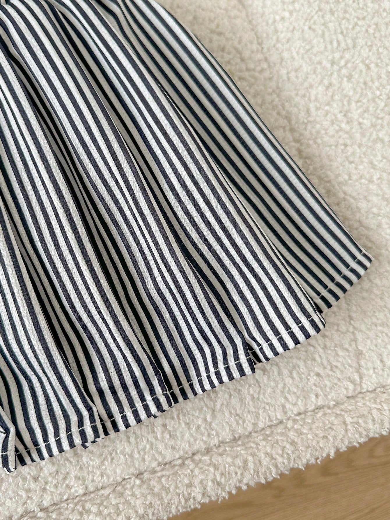 SHEIN Vintaside Ensemble chemise rayée noire et blanche pour enfants avec châle et jupe plissée bleue