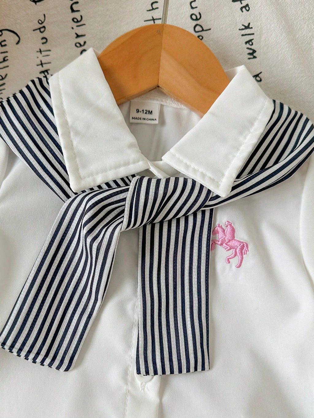SHEIN Vintaside Ensemble chemise rayée noire et blanche pour enfants avec châle et jupe plissée bleue