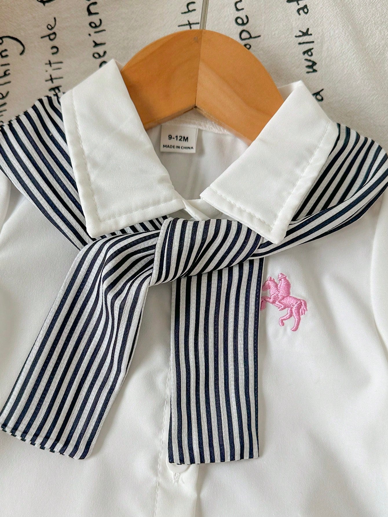 SHEIN Vintaside Ensemble chemise rayée noire et blanche pour enfants avec châle et jupe plissée bleue
