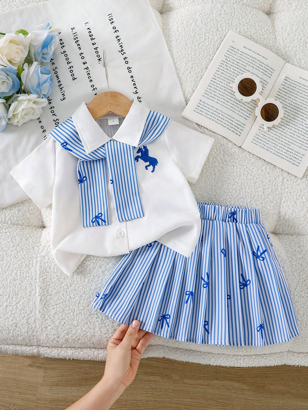 Ensemble SHEIN Vintaside pour enfants : Chemise rayée bleu marine avec châle et jupe plissée