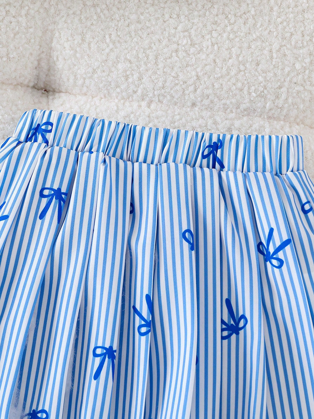 Ensemble SHEIN Vintaside pour enfants : Chemise rayée bleu marine avec châle et jupe plissée