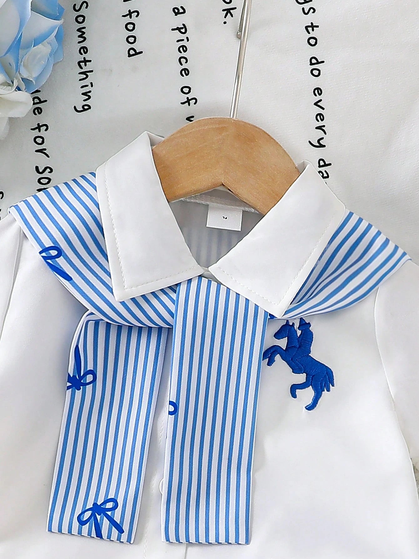 Ensemble SHEIN Vintaside pour enfants : Chemise rayée bleu marine avec châle et jupe plissée
