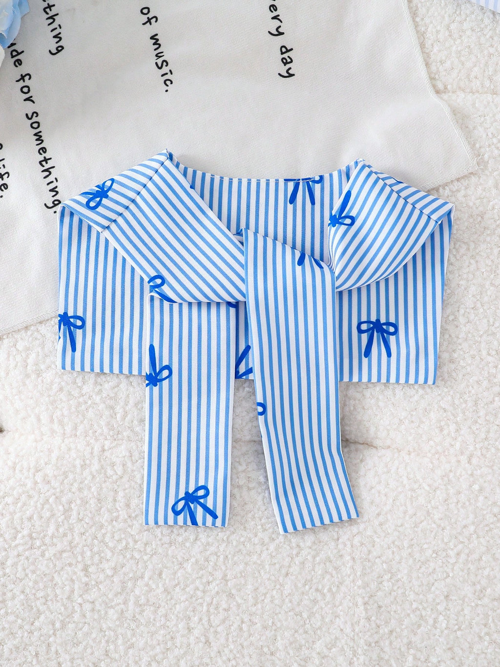 Ensemble SHEIN Vintaside pour enfants : Chemise rayée bleu marine avec châle et jupe plissée