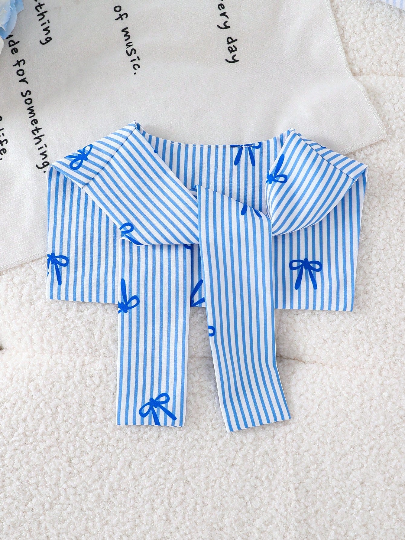Ensemble SHEIN Vintaside pour enfants : Chemise rayée bleu marine avec châle et jupe plissée