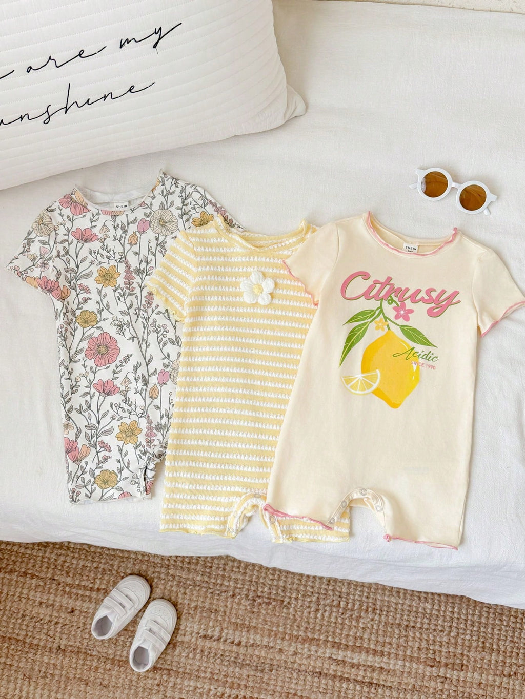 Ensemble 3 pièces barboteuse et short fleuri et rayé pour bébé fille Bambinoo x Cozy Pixies