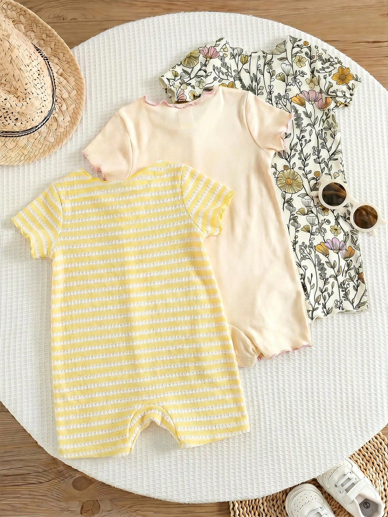 Ensemble 3 pièces barboteuse et short fleuri et rayé pour bébé fille Bambinoo x Cozy Pixies
