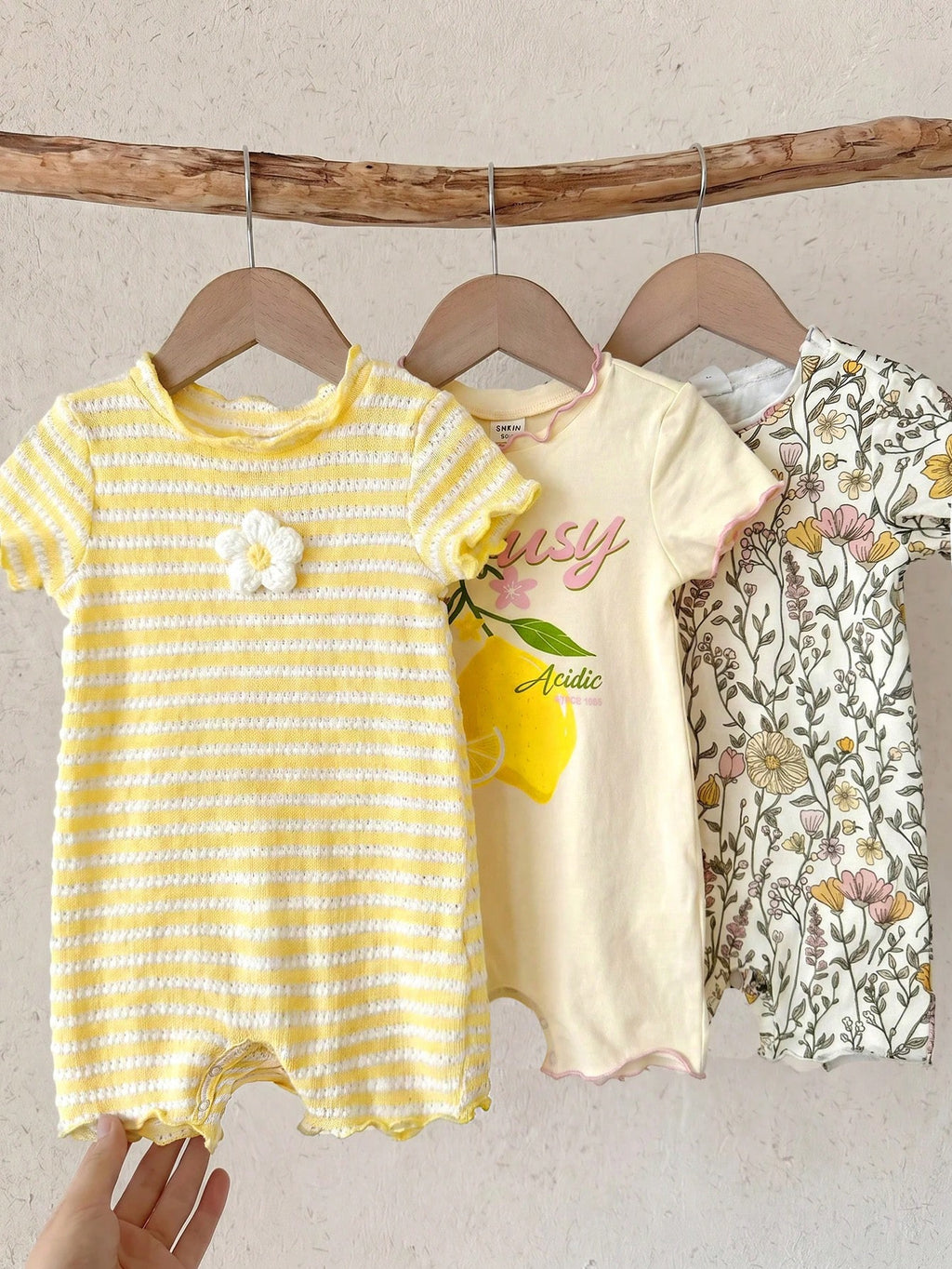 Ensemble 3 pièces barboteuse et short fleuri et rayé pour bébé fille Bambinoo x Cozy Pixies