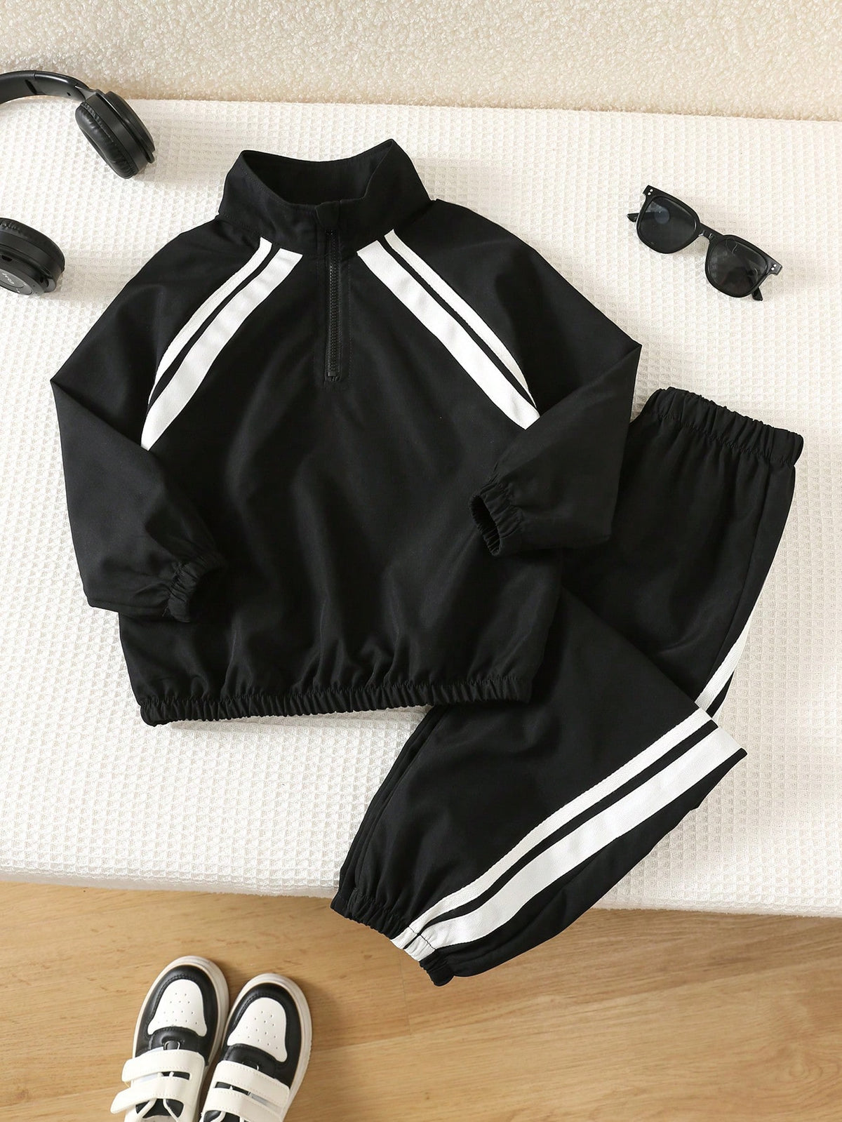 Ensemble veste à col montant demi-zip et pantalon Bambinoo x Playful Pals pour garçons
