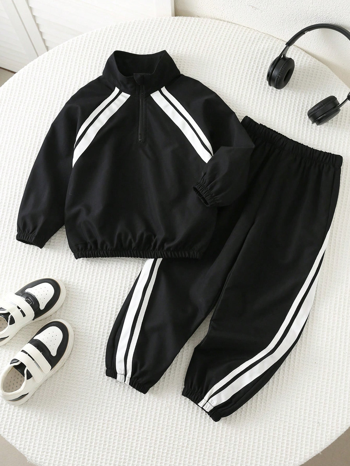 Ensemble veste à col montant demi-zip et pantalon Bambinoo x Playful Pals pour garçons