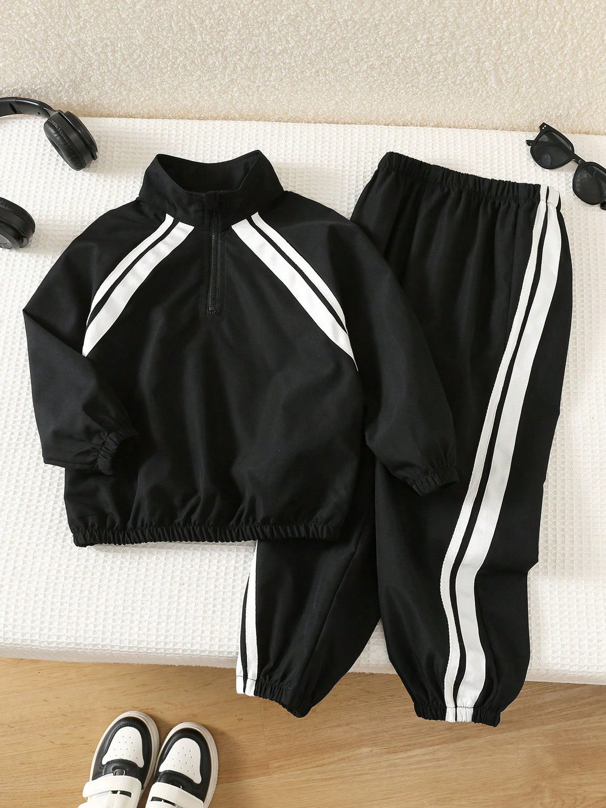 Ensemble veste à col montant demi-zip et pantalon Bambinoo x Playful Pals pour garçons