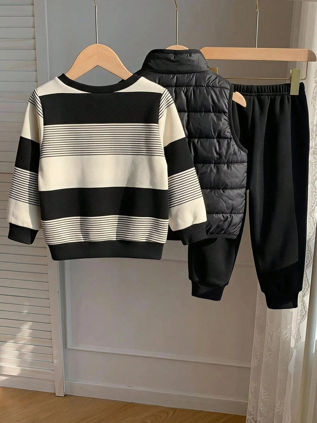 Ensemble 3 pièces gilet thermique, sweat-shirt rayé et pantalon bébé garçon