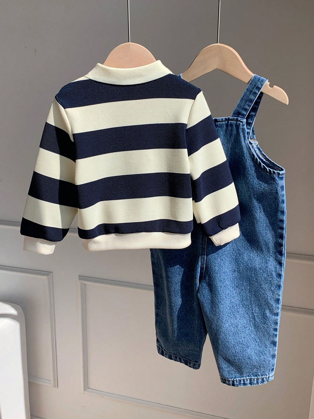Ensemble 2 pièces unisexe sweat rayé et salopette en jean multicolore