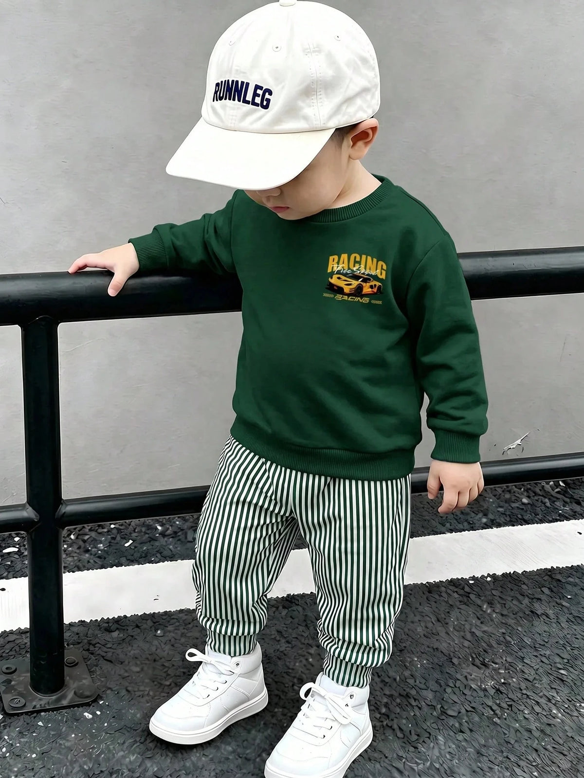 Ensemble sweat-shirt et pantalon Bambinoo x Playful Pals pour garçons avec motif voiture de course