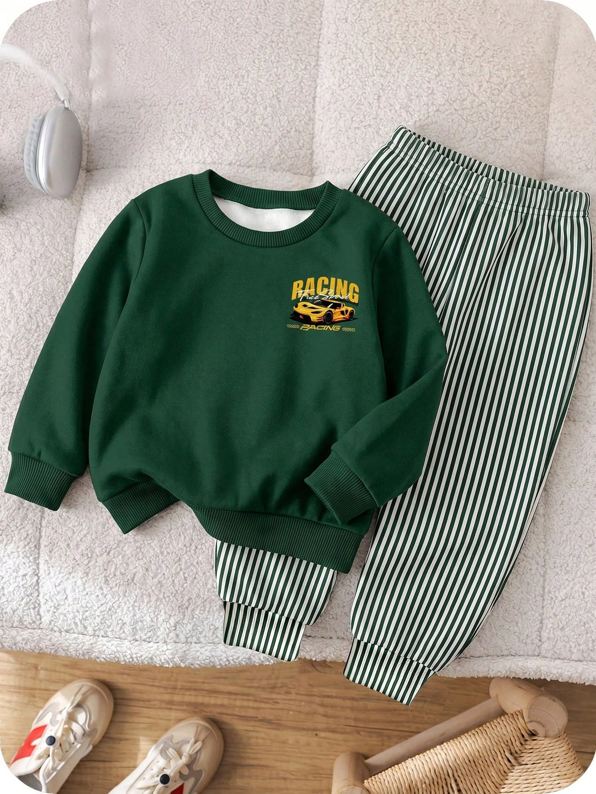 Ensemble sweat-shirt et pantalon Bambinoo x Playful Pals pour garçons avec motif voiture de course