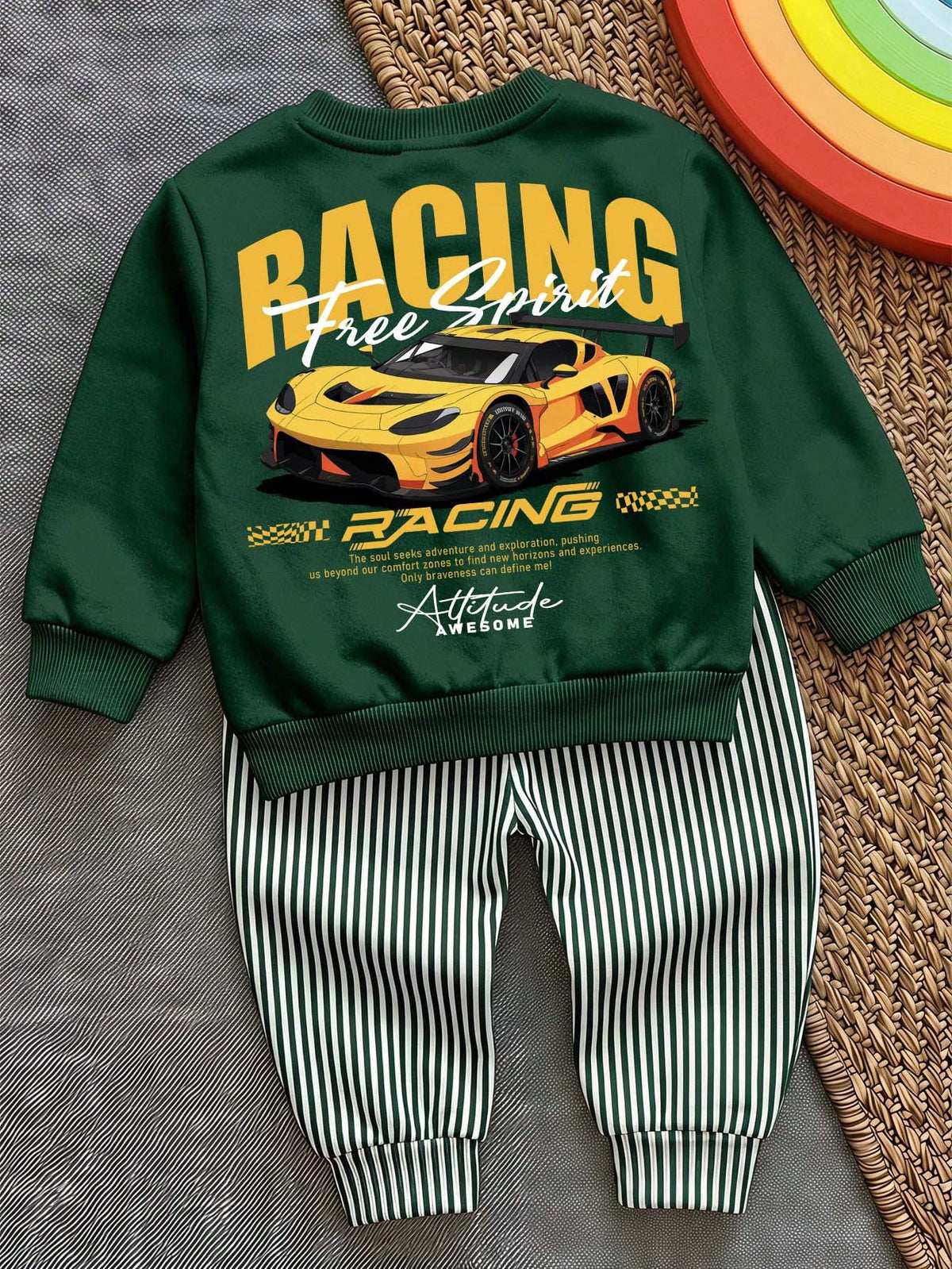 Ensemble sweat-shirt et pantalon Bambinoo x Playful Pals pour garçons avec motif voiture de course