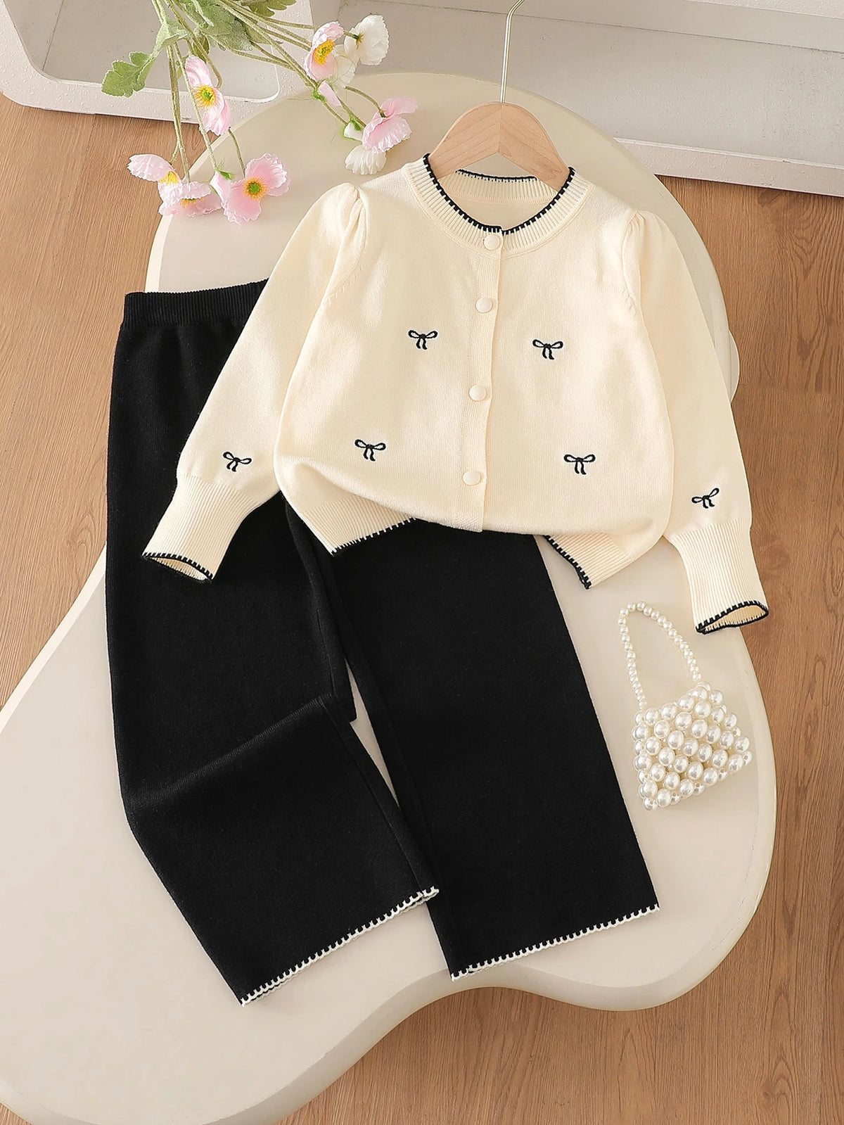 Ensemble 2 pièces composé d'un gilet en tricot à broderie nœud et d'un pantalon large pour fille