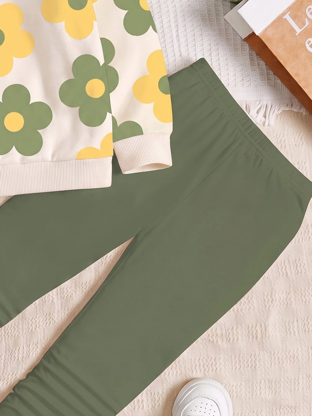 Young Girl Crew Neck Long Sleeve Sweatshirt Leggings 2 Piece Set